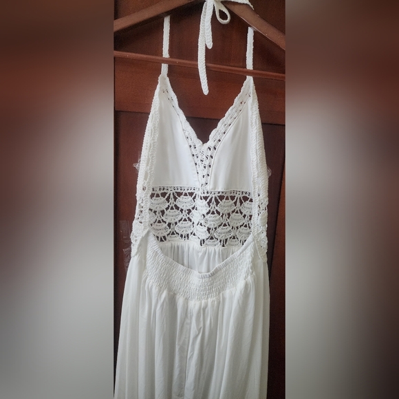 Elegant NWT Beautiful bright white maxi dress w/ v neck. Intricate soft crochet. - Picture 4 of 8